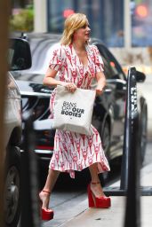 Elizabeth Banks in a White and Red Dress and High Platform Heels   New York 10 26 2022   - 31