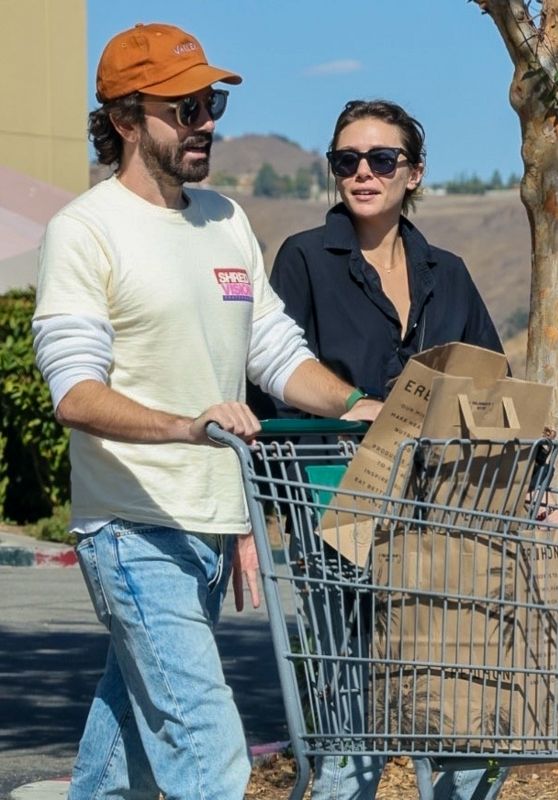 Elizabeth Olsen and Robbie Arnett - Grocery Shopping at Erewhon Market in LA 10/04/2022