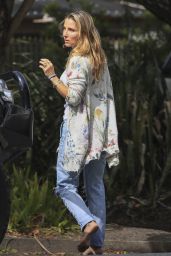 Elsa Pataky - Out in Byron Bay 10/10/2022