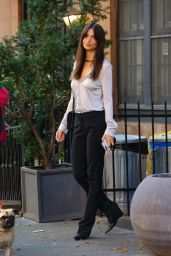 Emily Ratajkowski   Leaving Her Apartment in NY 10 19 2022   - 10