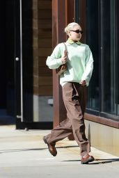 Gigi Hadid in Comfy Outfit in New York City 10/10/2022