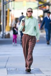 Gigi Hadid in Comfy Outfit in New York City 10/10/2022
