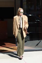 Gigi Hadid Street Style   New York 10 14 2022   - 2