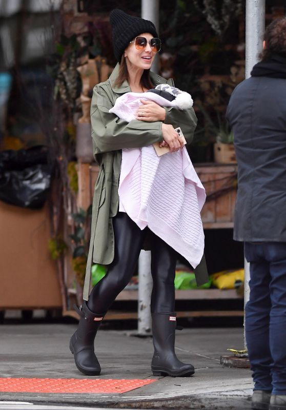 Hilaria Baldwin - Out in New York 10/05/2022