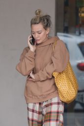 Hilary Duff   Outside of Barnes and Noble Bookstore in Studio City 10 13 2022   - 81