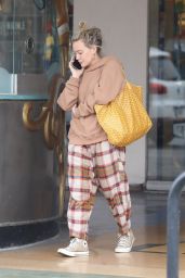 Hilary Duff   Outside of Barnes and Noble Bookstore in Studio City 10 13 2022   - 16