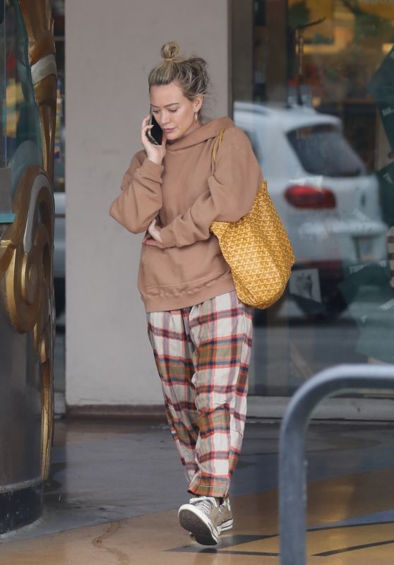 Hilary Duff   Outside of Barnes and Noble Bookstore in Studio City 10 13 2022   - 11