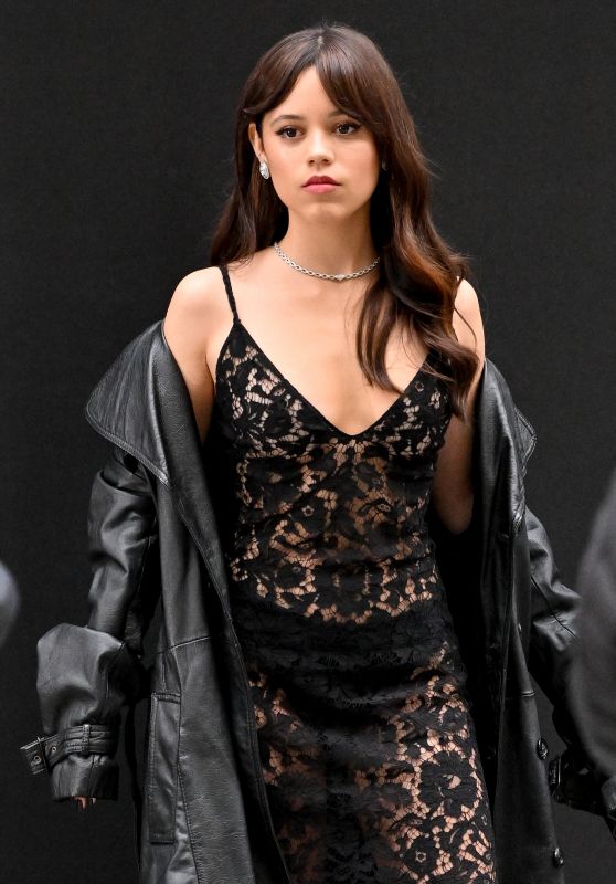 Jenna Ortega – Valentino Fashion Show in Paris 10/02/2022