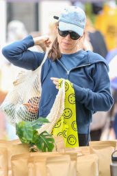 Jennifer Garner at a Farmer s Market in Santa Monica 10 02 2022   - 6