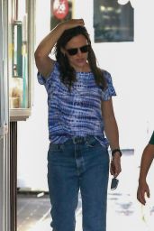 Jennifer Garner Street Style - Shopping at Edelweiss Chocolates at the Brentwood Country Mart 10/04/2022