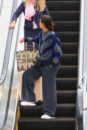 Jessica Alba Arrive to New York s Laguardia Airport 10 15 2022   - 31