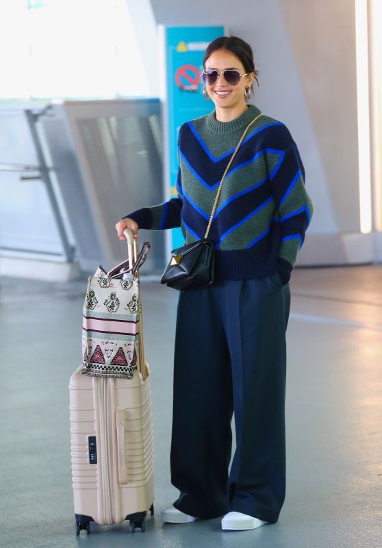 Jessica Alba Arrive to New York s Laguardia Airport 10 15 2022   - 79