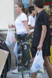 Kendra Wilkinson - Shopping for a Kobe Bryant Poster in Calabasas 10/11/2022