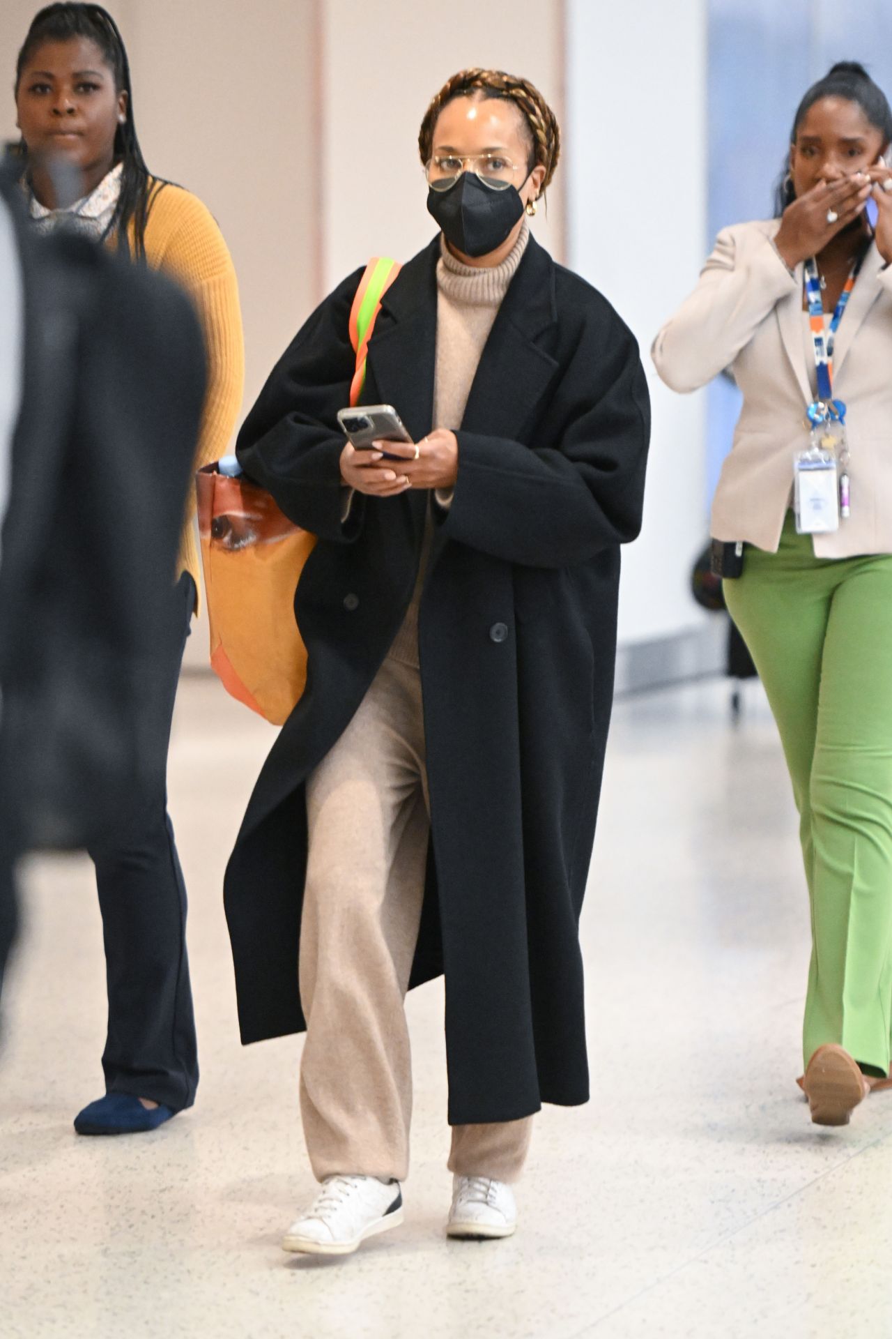 Kerry Washington in Travel Outfit - JFK Airport in NYC 10/25/2022 ...