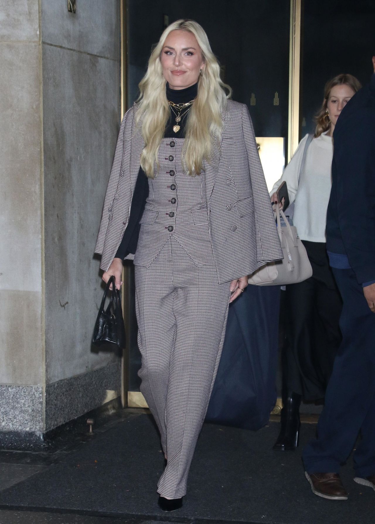 Lindsey Vonn leaving the Today Show in NYC Celeblr