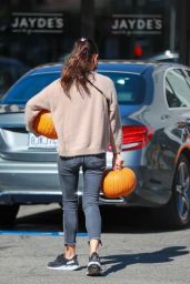 Mila Kunis   Pumpkin Patch at Jayde s Market in Beverly Hills 10 25 2022   - 66