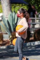 Mila Kunis   Pumpkin Patch at Jayde s Market in Beverly Hills 10 25 2022   - 61