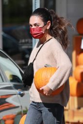 Mila Kunis   Pumpkin Patch at Jayde s Market in Beverly Hills 10 25 2022   - 54