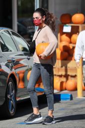 Mila Kunis   Pumpkin Patch at Jayde s Market in Beverly Hills 10 25 2022   - 22