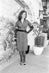 Sigourney Weaver   BW Photo Shoot 1983   - 47