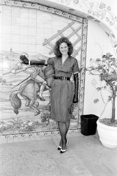 Sigourney Weaver   BW Photo Shoot 1983   - 6