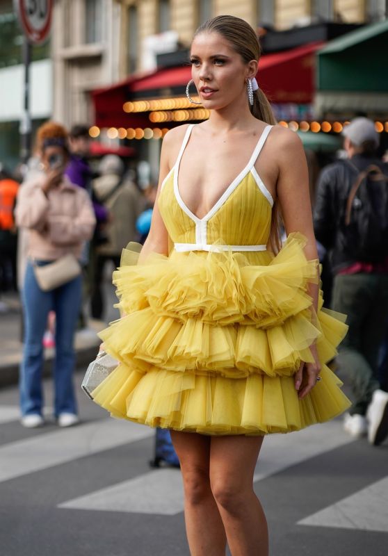Victoria Swarovski – Giambattista Valli Fashion Show in Paris 09/30/2022