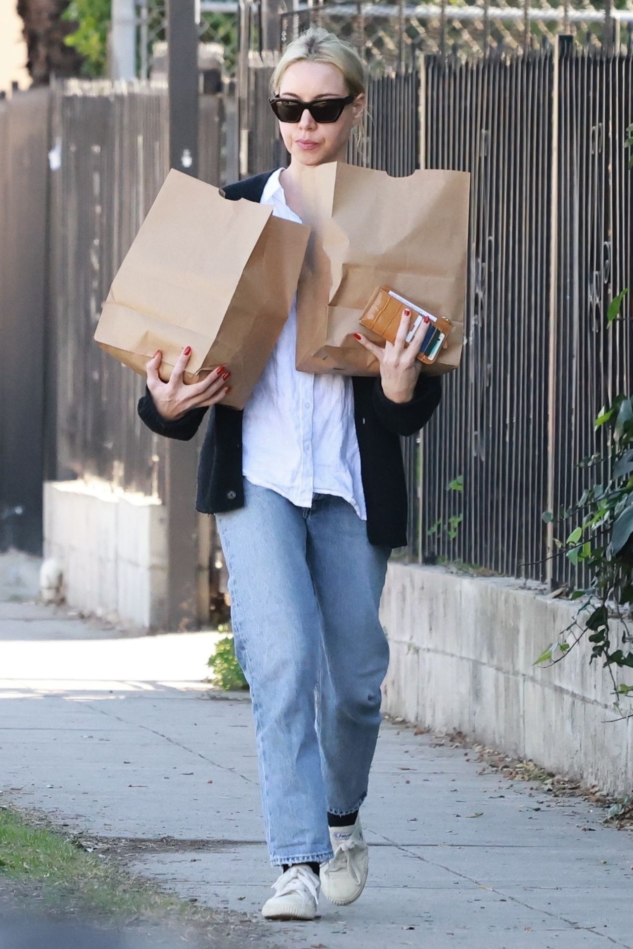 Aubrey Plaza - Stopping by Courage Bagels in LA 11/27/2022 • CelebMafia