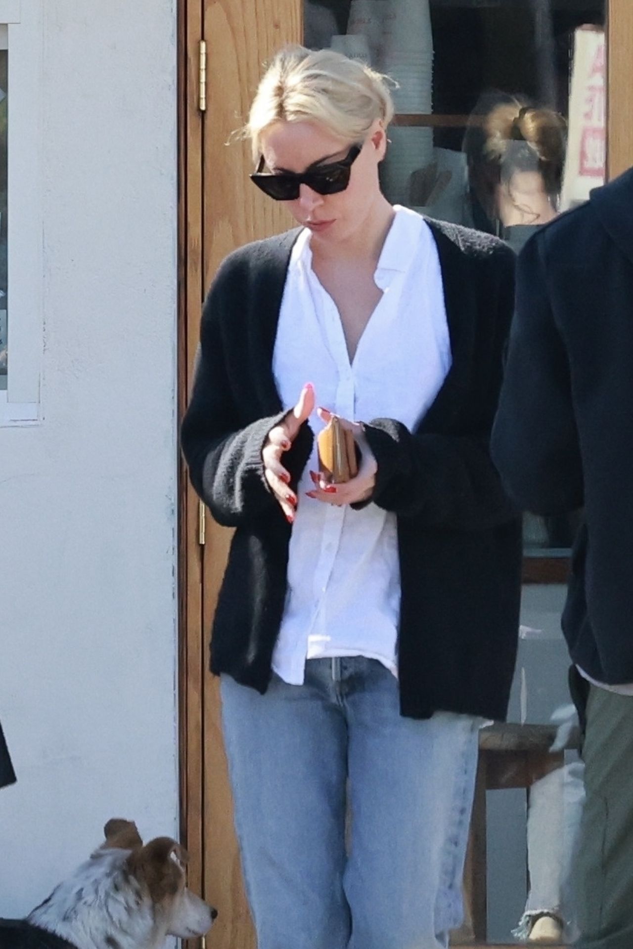 Aubrey Plaza - Stopping by Courage Bagels in LA 11/27/2022 • CelebMafia