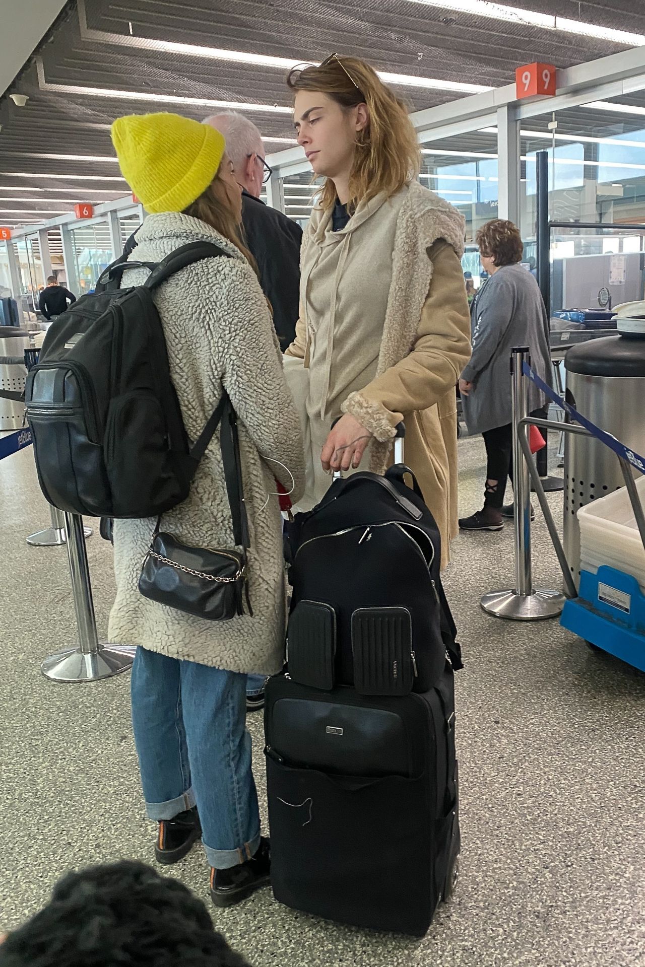 Cara Delevingne - JFK Airport in New York 11/04/2022 • CelebMafia