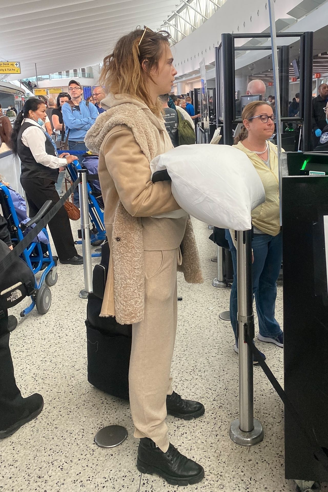 Cara Delevingne - JFK Airport in New York 11/04/2022 • CelebMafia