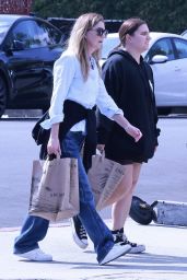 Ellen Pompeo - Grocery Shopping at Erewhon Market in Los Angeles 11/01/2022