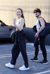 Gabby Windey   Out in Los Angeles 11 18 2022   - 19