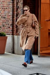 Gigi Hadid in a Cozy Beige Coat - New York 11/27/2022