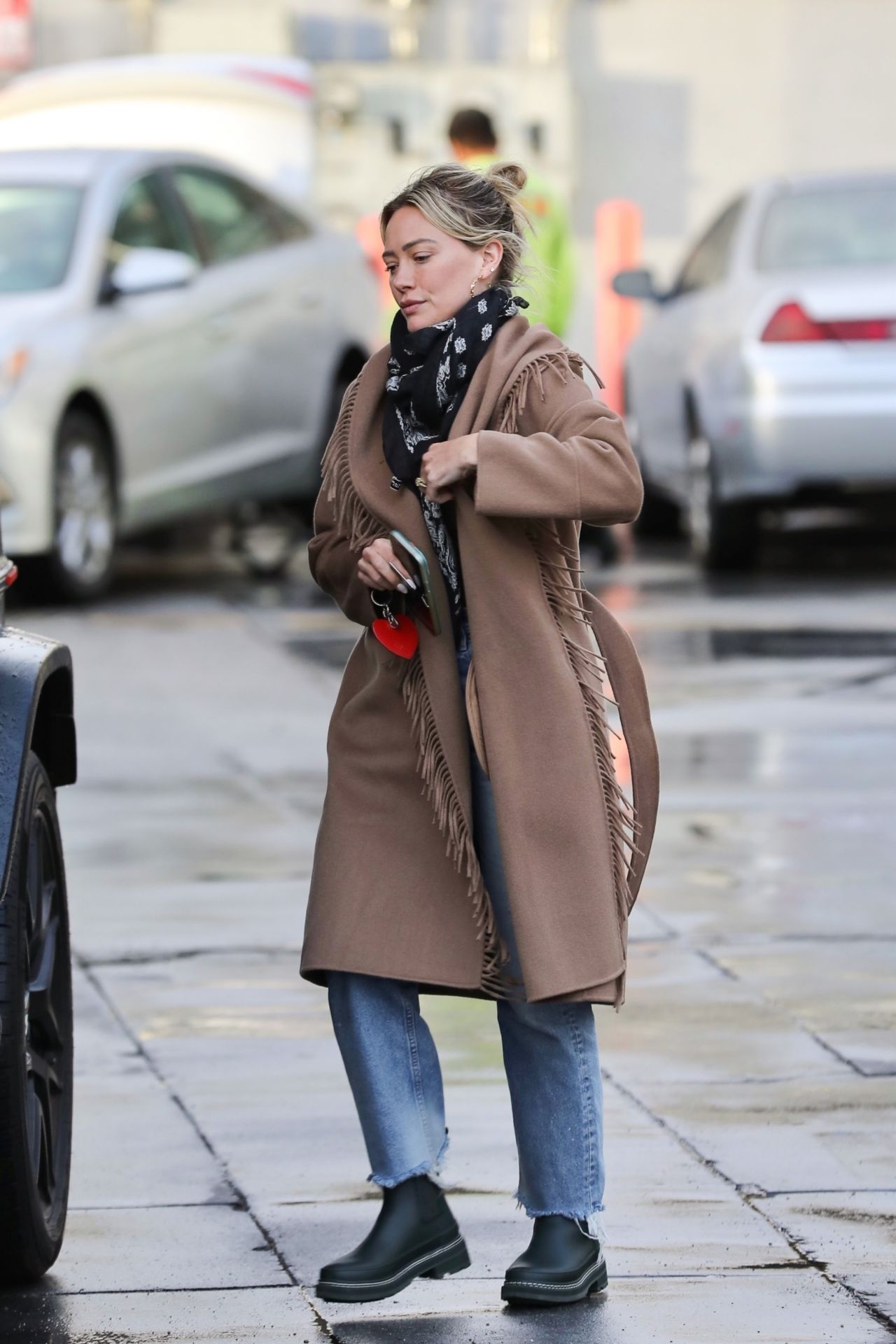 Hilary Duff departs from the airport carrying luggage from Louis Vuitton  and a scarf from Acne, Stock Photo, Picture And Rights Managed Image.  Pic. WEN-WENN29997615