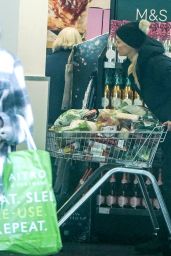 Holly Willoughby at a West London Supermarket 11 27 2022   - 29