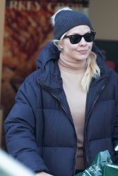 Holly Willoughby at a West London Supermarket 11 27 2022   - 53