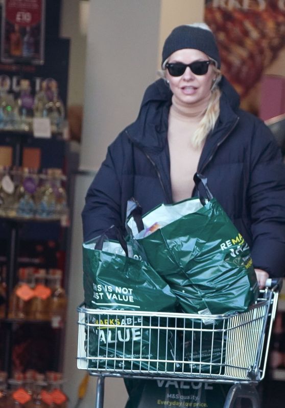 Holly Willoughby at a West London Supermarket 11/27/2022