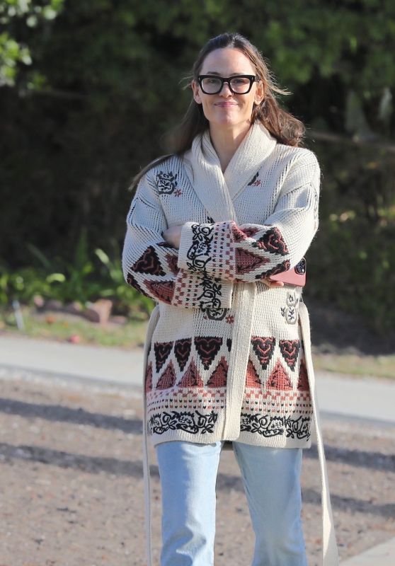 Jennifer Garner - Out in Santa Monica 10/31/2022 • CelebMafia