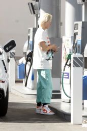JoJo Siwa - Getting Gas in LA 11/22/2022