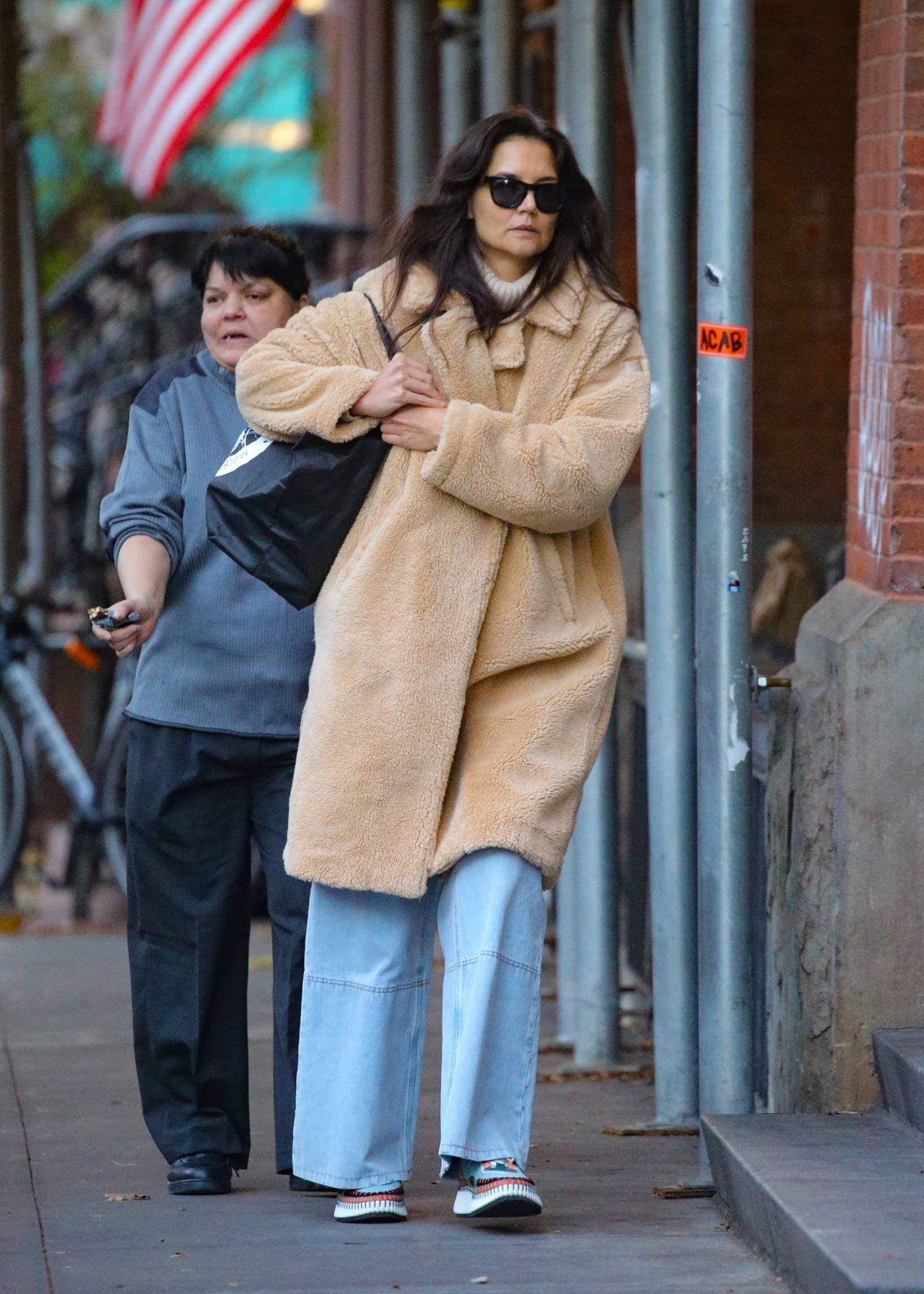 Katie Holmes in Trench Coat in New York 11/28/2022 • CelebMafia