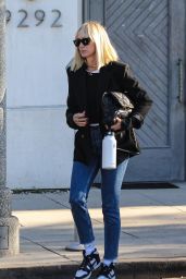 Kimberly Stewart - Leaving a Hair Salon in Beverly Hills 11/14/2022