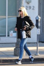 Kimberly Stewart - Leaving a Hair Salon in Beverly Hills 11/14/2022