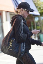 Kimberly Stewart   Out in Los Angeles 11 01 2022   - 49