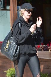 Kimberly Stewart   Out in Los Angeles 11 01 2022   - 38