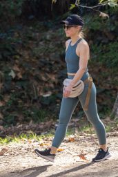 Kristen Bell - Hike on Thanksgiving in LA 11/24/2022