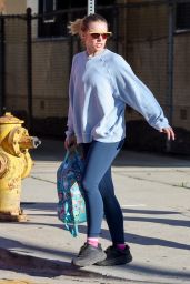 Kristen Bell in Leggings and a Sweatshirt - Los Angeles 11/14/2022