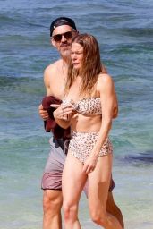 LeAnn Rimes and Eddie Cibrian - Beach in Waikiki 11/20/2022