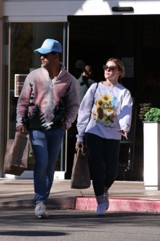 Taylor Dome - Shopping in Calabasas 11/25/2022 • CelebMafia