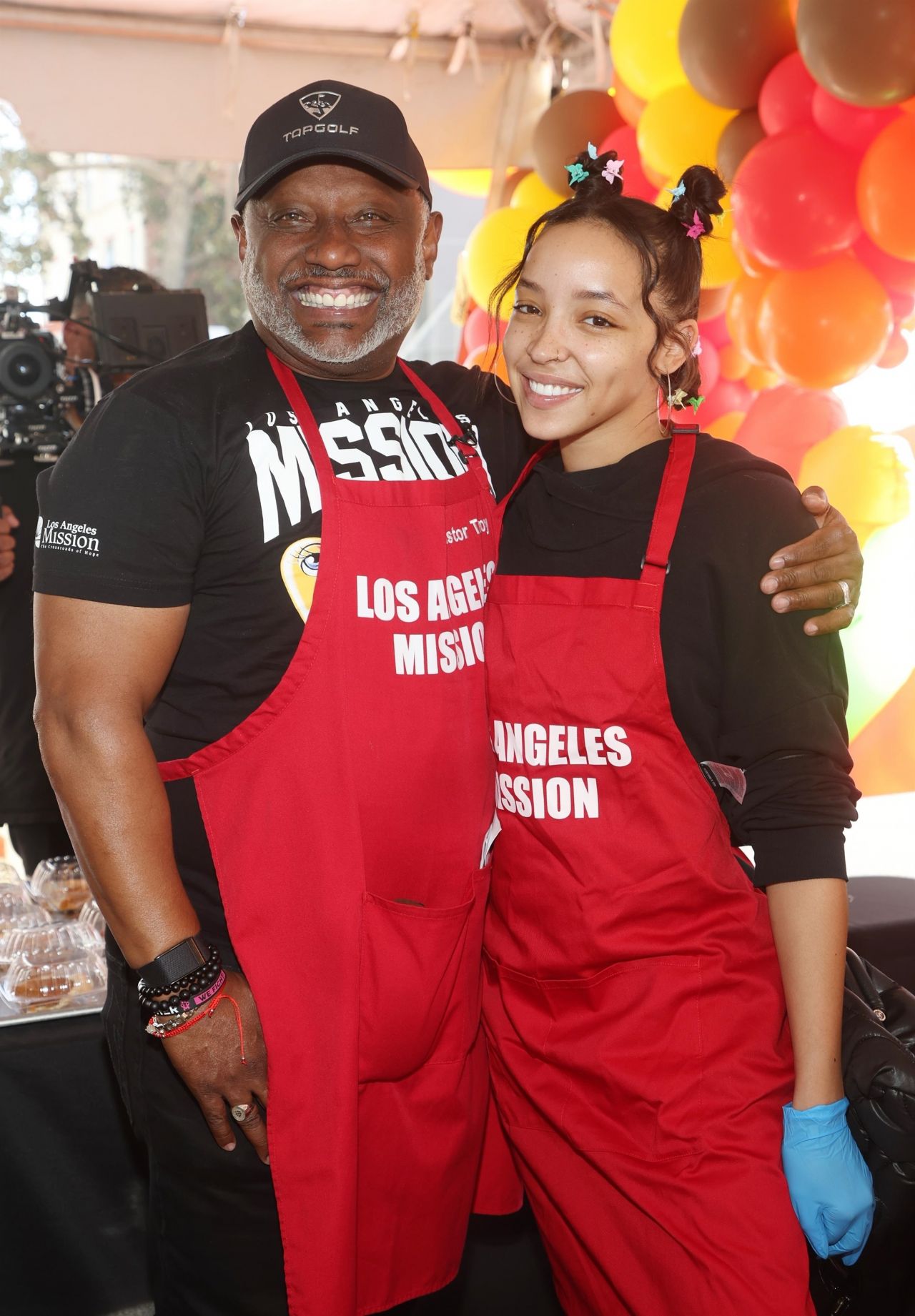 Tinashe - Thanksgiving Dinner To The Unhoused Community Of Los Angeles