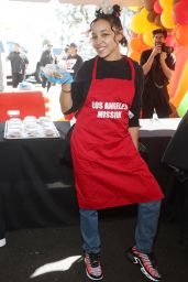 Tinashe - Thanksgiving Dinner To The Unhoused Community Of Los Angeles 11/23/2022
